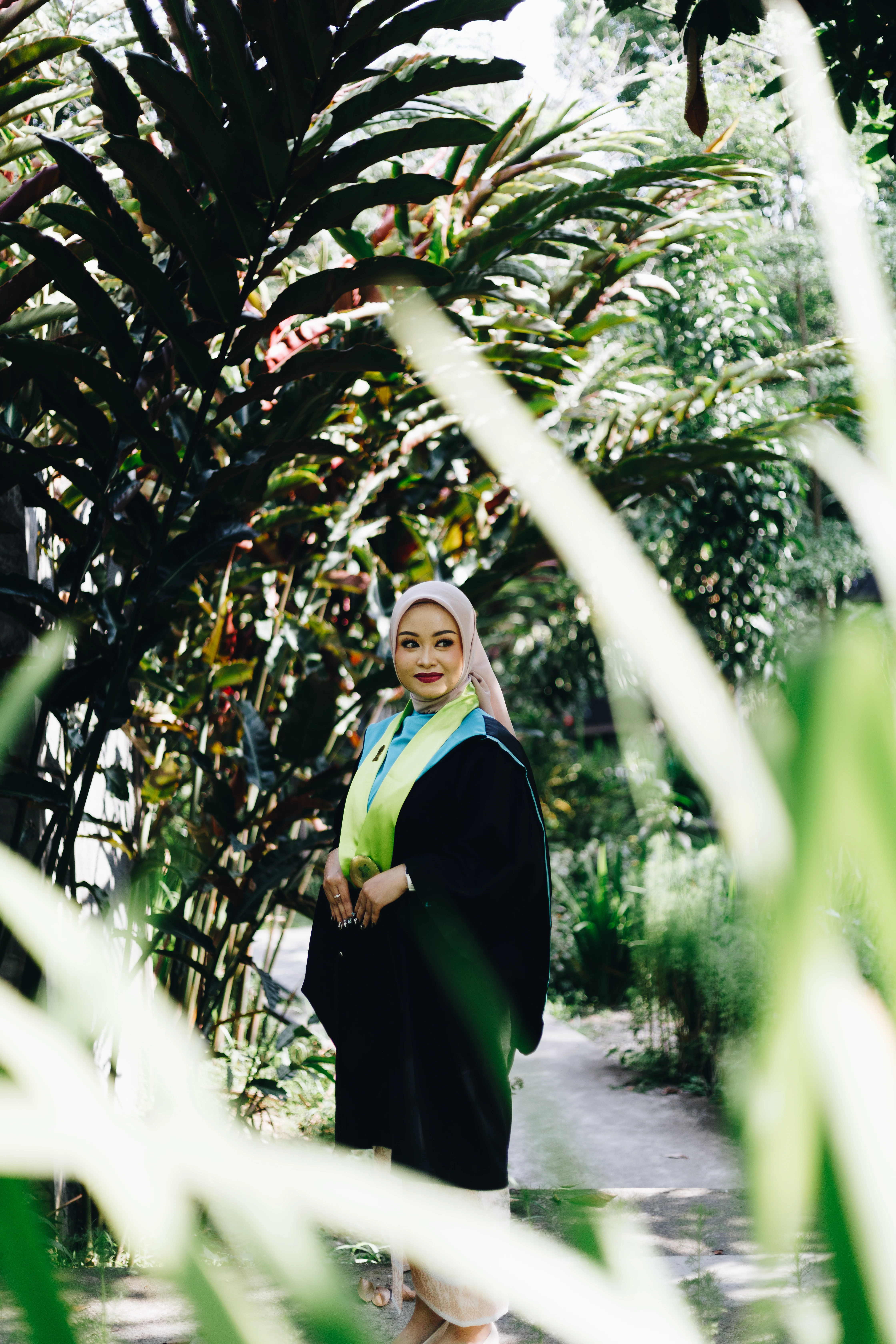 Sesi foto wisuda outdoor sore hari di taman asri Yogyakarta - Toga & Co.